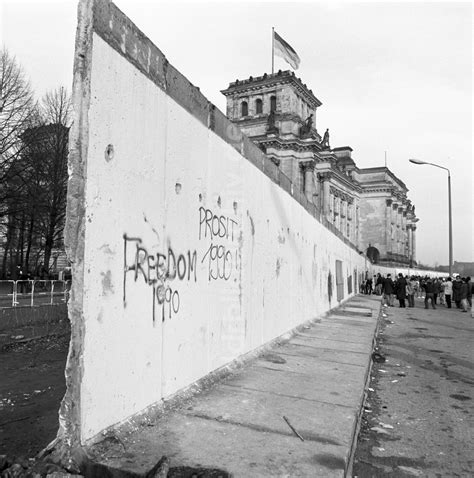 DDR Bildarchiv Berlin Touristen und Berliner Bürger besichtigen den