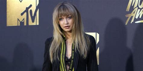 FOTO Pakai Bodysuit Gigi Hadid Seksi Pamer Kaki Jenjang