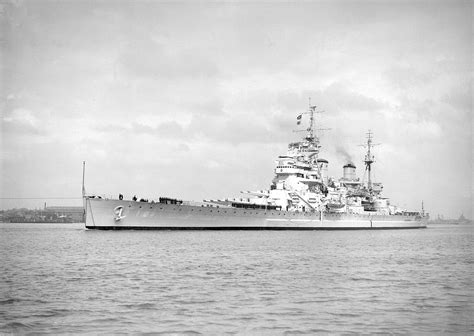 King George V-class battleship HMS Duke of York (17) in 1947.[1688×1200 ...