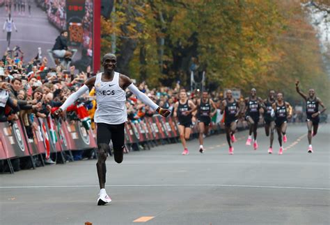 Marathon Historique incroyable Kipchoge écrase le record du monde