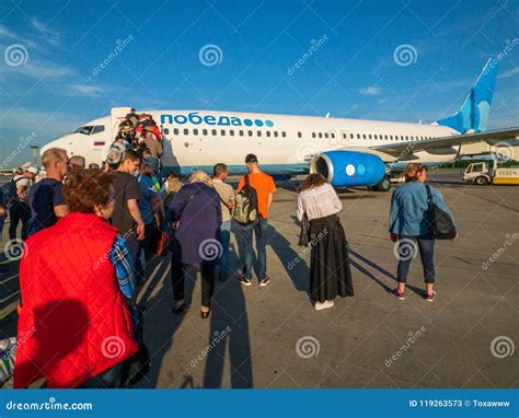 Passageiros Que Embarcam Nos Aviões Da Empresa De Linha Aérea Pobeda Do