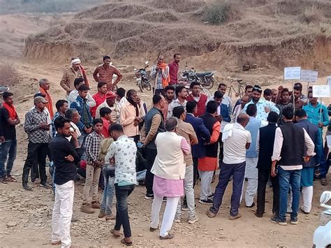 Villagers Stopped Former Mla From Going To Village Got Entry After Police Intervention सीधी