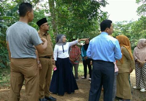 Lis Dan Weni Rogoh Kocek Bantu Renovasi Rumah Warga Tak Mampu Harian