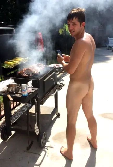 SHIRTLESS MALE SMOOTH Nude Bare Feet Butt Grill Cook Out Hunk PHOTO 4X6