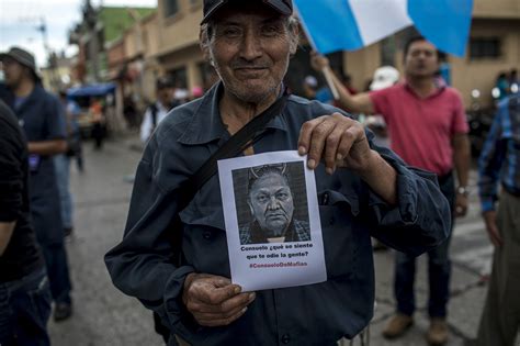 Consuelo Porras Se Encierra En Un Laberinto Y Busca Protecci N De