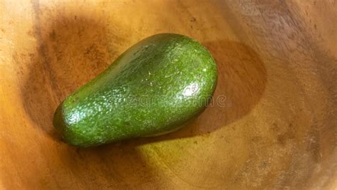 Aguacate Verde Liso En Un Tazón De Madera Todo El Aguacate Para La