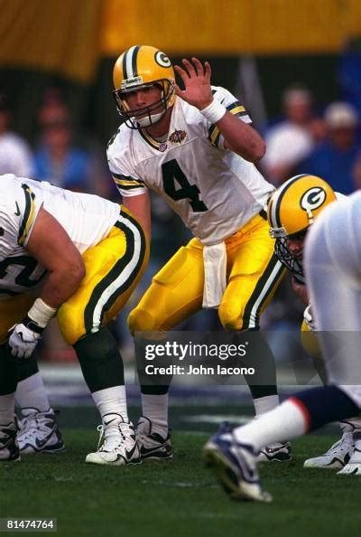 Super Bowl XXXII, Green Bay Packers QB Brett Favre calling signals at ...