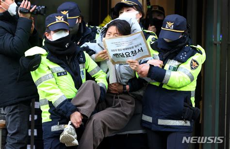 이태원 참사 국조 정상화 촉구 대진연 국민의힘 당사 진입 경찰에 연행돼 뉴시스pic 공감언론 뉴시스