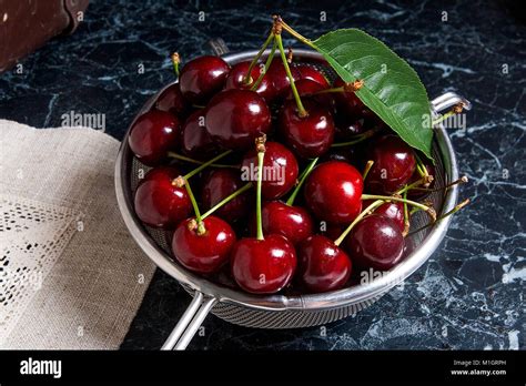 Las Cerezas Dulces Maduras Con Grandes Hojas Verdes De Cerezo En