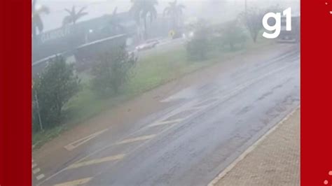 Câmera de segurança registra momento em que motorista é prensado por