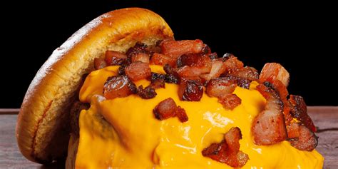 Hambúrguer Com Cheddar E Bacon é Uma Delícia E Fácil De Fazer