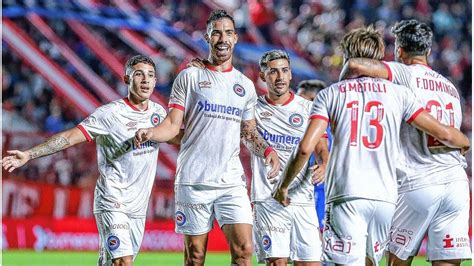 Argentinos Juniors goleó a Unión y se acerca a la cima