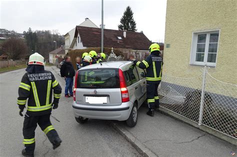 Fahrzeugbergung am Graben Freiwillige Feuerwehr Haslach Mühl