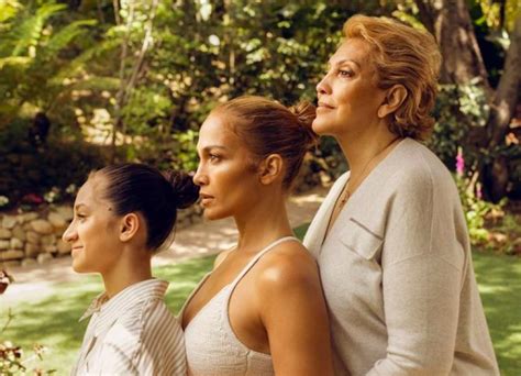 Jennifer Lopez Pose Entre Sa Fille Et Sa Mère La Ressemblance Est