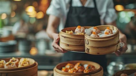 Chinesische küche dim sum mit kopierplatz kellner bedient in bewegung