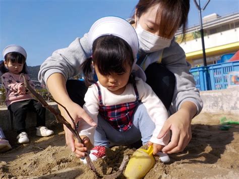 お芋掘りごっこ（0・1・2歳児） なかがわ保育園｜社会福祉法人 相和会