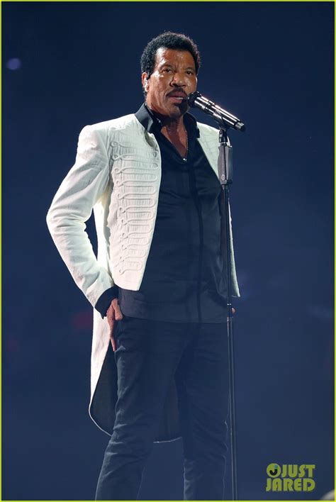 Lionel Richie Setlist For Tour Revealed After First Shows With