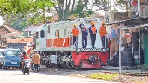 Unik Sekali Rel Kereta Api Di Kota Malang Ini Mepet Sekali Dengan