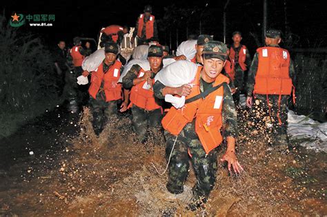 战洪水，与时间赛跑 ！人民子弟兵闻令而动紧急驰援 中工军事 中工网