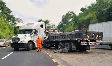 Conductor De Rastra Muere Al Chocar Contra Un Camión De Carga En La Carretera De Oro