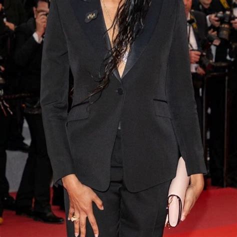 La pochette beige nude à chaine portée par Stéfi Celma sur le tapis rouge le 17 mai 2019 au