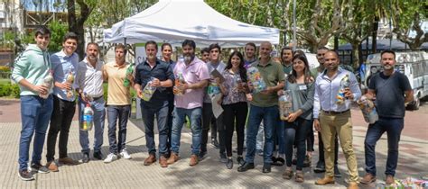 Se presentó la iniciativa Botellas de amor en la Plaza San Martín