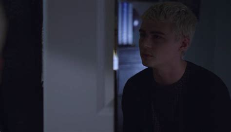 13 Reasons Why Temporada 2 Qué Pasó Con Alex Standall Tras Disparo En La Cabeza Miles Heizer