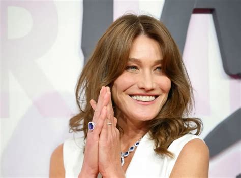 Carla Bruni Elle rend un hommage émouvant à Michel Houellebecq pour