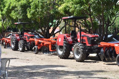 Esperantina é contemplada em entrega kits de irrigação e tratores para