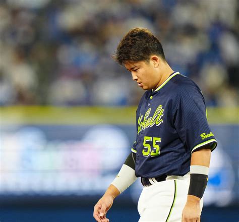 【ヤクルト】村上宗隆、四死球で2度出塁も2試合連続無安打 死球右太ももに直撃し守備から交代 プロ野球写真ニュース 日刊スポーツ