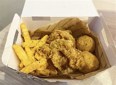 韓国チキン「クリスピーチキンアンドトマト大名店」がオープン！