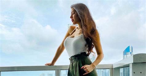 Clarissa Marchese Curve Strepitose In Bikini A 3 Mesi Dal Parto Il Dettaglio Inaspettato