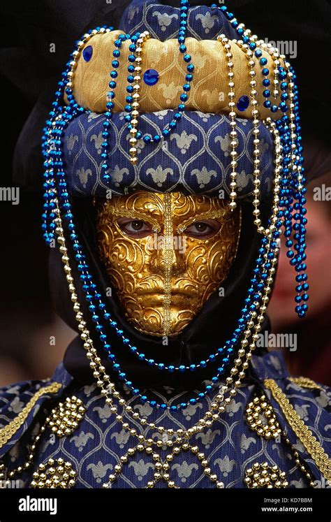 Venice Carnival Extravagant Costume Fotos Und Bildmaterial In Hoher