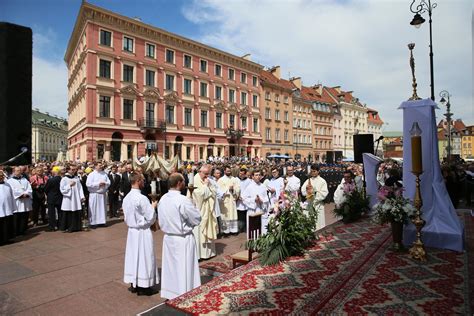 Centralna procesja Bożego Ciała w Warszawie Ołtarze nawiązywały do