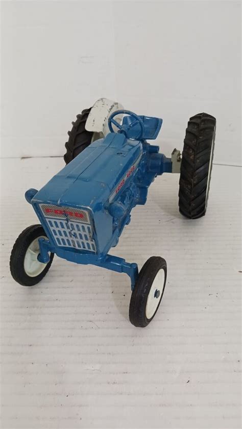 Vintage Ertl Ford 4000 Blue And White Toy Tractor 116 Scale Ebay