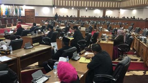 Banyak Kursi Dewan Yang Kosong Saat Paripurna Lanjutan Hak Interpelasi