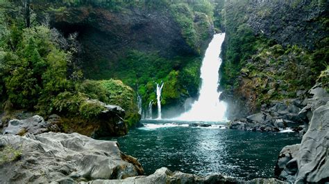 Waterfall tour in Huilo Huilo, Chile 🌍 Chris Ruppel