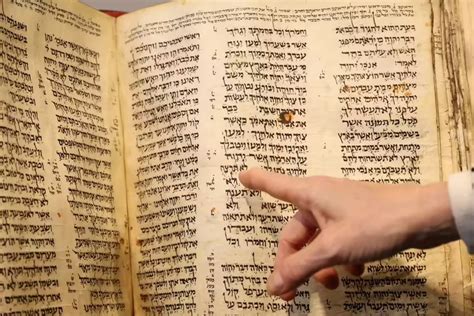 Se subasta la Biblia hebrea más antigua del mundo hasta en 50 millones