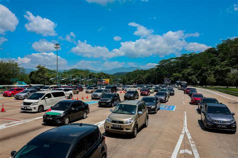 Aliran Trafik Di Beberapa Lebuh Raya Utama Bergerak Perlahan Wilayahku