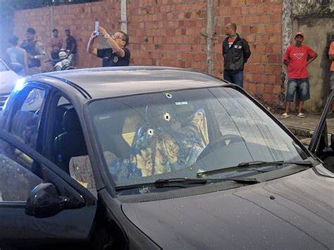 Homem é assassinado a tiros dentro de carro no bairro Parque Ipê