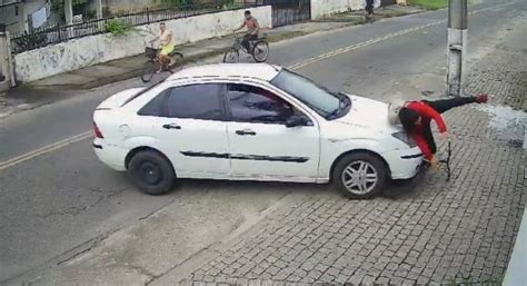 Ciclista sofre fratura exposta após ser prensada contra muro no Piçarras