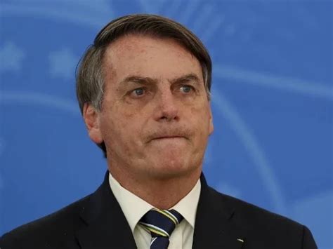 Avião que levava Jair Bolsonaro arremete em aeroporto