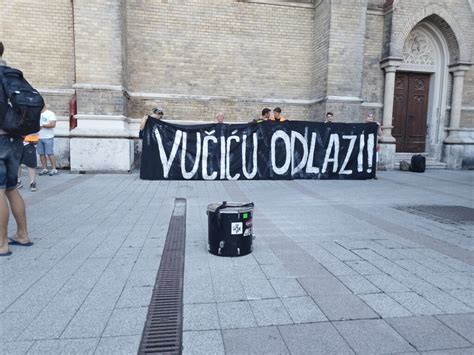 Foto Na Protestu U Novom Sadu Ba Ene Rolne Toalet Papira Na Zgradu Suda