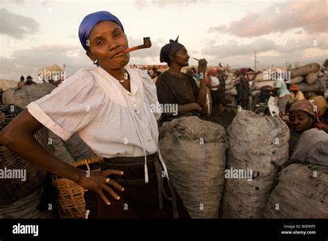 Women smoking pipe hi-res stock photography and images - Alamy