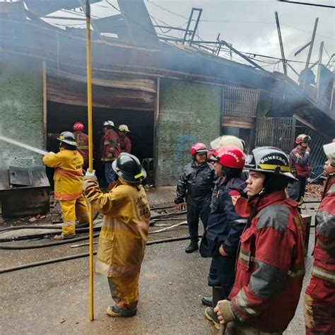 Incendio Acaba Con Carpinter As Y Dos Viviendas En Petare Fotos