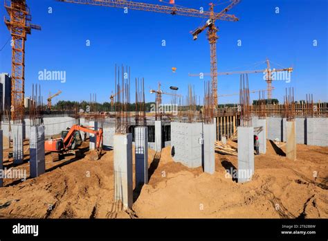 Concrete columns in the construction site Stock Photo - Alamy