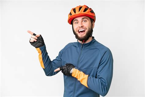 Hombre Joven Ciclista Sobre Fondo Blanco Aislado Sorprendido Y