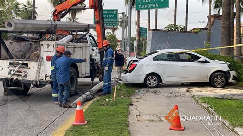 Choca Contra Poste Y Abandona Su Auto Para Evadir Responsabilidades