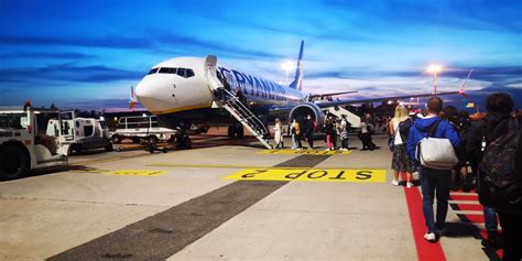 Si Sente Male Sul Volo Per Palermo L Aereo Atterra A Napoli Giornale