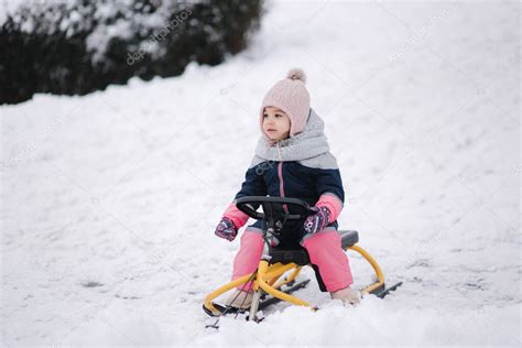 Niña disfrutar de un paseo en trineo Un trineo para niños Los niños